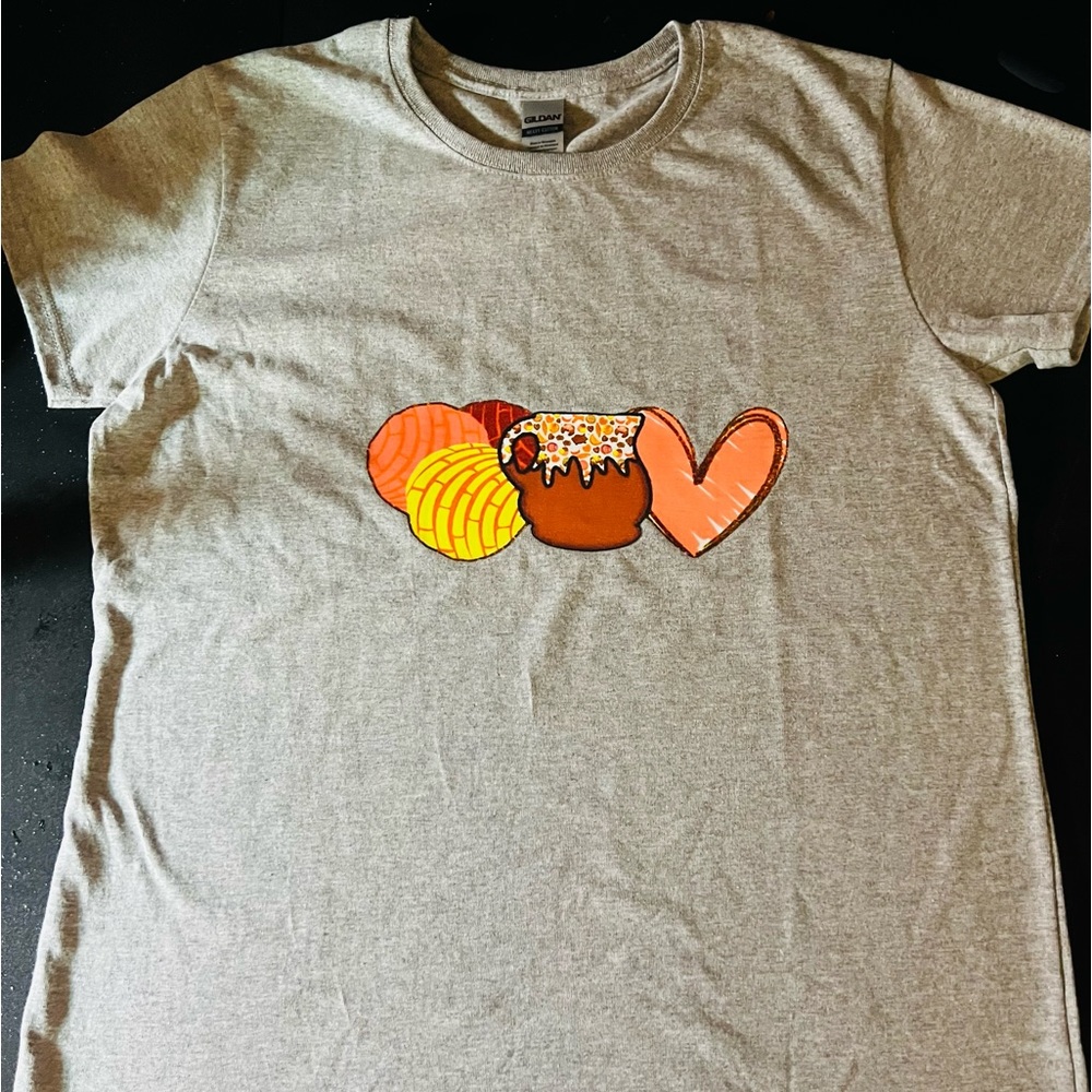 Conchas Cafecito y Amor Tee